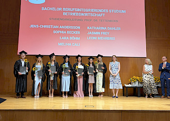 AbsolventInnen und Studiengangleitung BIS, Frau Prof. Dr. Maya Tettenborn; Foto: FB II HWG LU