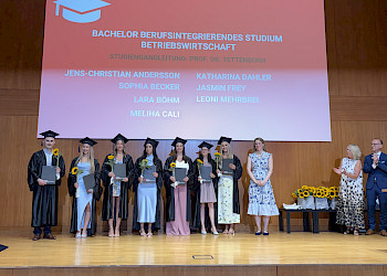 AbsolventInnen und Studiengangleitung BIS, Frau Prof. Dr. Maya Tettenborn; Foto: FB II HWG LU