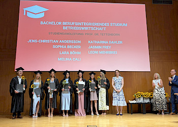 AbsolventInnen und Studiengangleitung BIS, Frau Prof. Dr. Maya Tettenborn; Foto: FB II HWG LU
